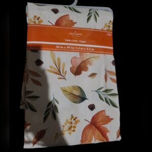🍂NWT 90" Fall Leaf Print Tablecloth🍂